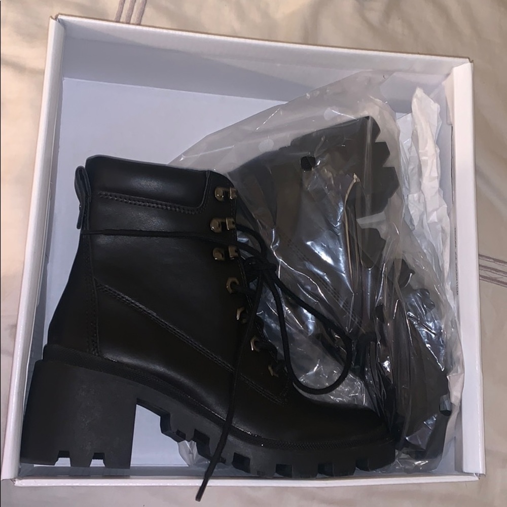 HOT BLACK HEEL BOOTS (7, NEVER WORN)